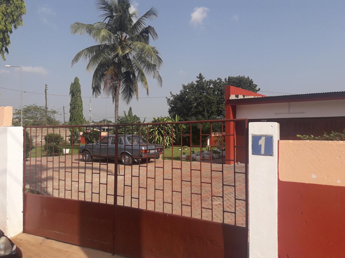 Hôtel Emma'S Enclave à Kumasi Extérieur photo